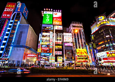 Tokio - 13 NOVEMBER: Billboards in Shinjuku Kabuki-Cho Bezirk 13. November 2014 in Tokio, JP. Die Gegend ist ein Nachtleben distri Stockfoto