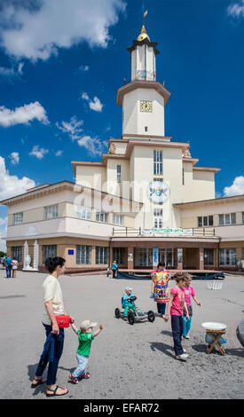 Kinder vor Rathaus (Rathaus) am Markt (Marktplatz) in Iwano-Frankiwsk aka Stanislaviv, Ukraine Stockfoto