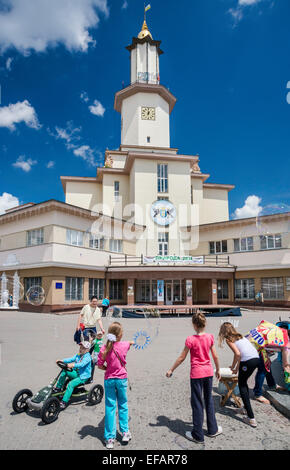 Kinder vor Rathaus (Rathaus) am Markt (Marktplatz) in Iwano-Frankiwsk aka Stanislaviv, Ukraine Stockfoto