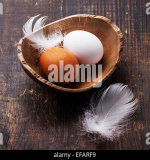 Eiern in Schüssel auf hölzernen Hintergrund Stockfoto