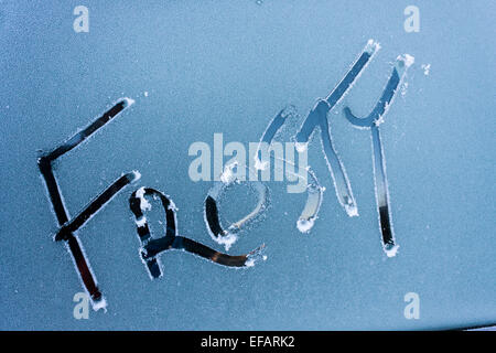 Das Wort "frostig" in Frost an einem Auto Windschutzscheibe geschrieben. Stockfoto