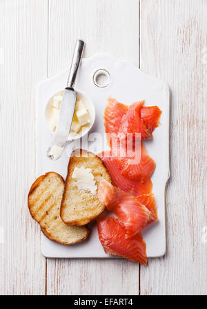 Geräucherte rote Salzfisch und gegrillte Scheiben Brot zum Frühstück Stockfoto