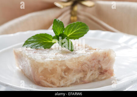 Teil-Aspik mit einer Platte Großaufnahme. Stockfoto