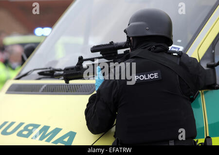 Eine bewaffnete Polizisten auf einer Übung in Cleveland, UK. Stockfoto