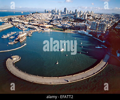 Luftaufnahme der Aquatic Park Bucht, zeigt Municipal Pier mit Skyline der Innenstadt in San Francisco, Kalifornien. Stockfoto