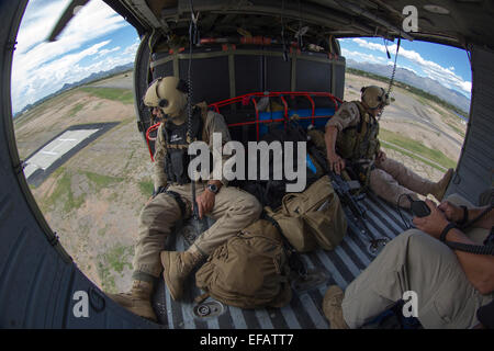 Ein US Customs and Border Patrol Blackhawk Hubschrauber und Crew patrouillieren entlang der Grenze zu Mexiko 17. September 2014 in Yuma, Arizona. Stockfoto