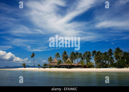 Hotel an einem palmengesäumten Strand, Koh Mook Sivalai Beach Resort Hotel, Insel Ko Muk oder Thailand, Südostasien, Asien. Sivalai Stockfoto