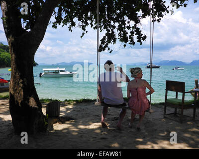 Ein paar in einem Strand von Six Senses Resort, Koh Yao Noi Bucht von Phang Nga, Thailand, Asien. Sechs Sinne Yao Noi setzt die höchsten benchm Stockfoto