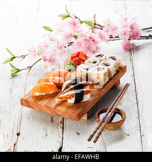 Sushi Set: Sashimi und Sushi Rollen auf blauem Hintergrund Stockfoto