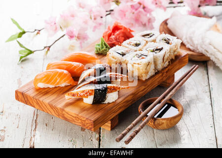 Sushi Set: Sashimi und Sushi Rollen auf blauem Hintergrund Stockfoto