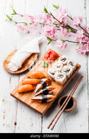 Sushi Set: Sashimi und Sushi Rollen auf blauem Hintergrund Stockfoto