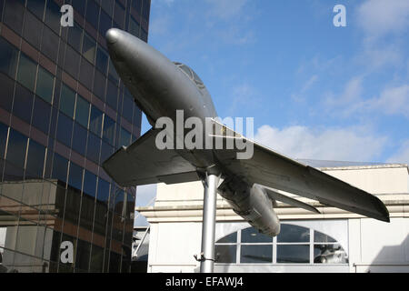 HAWKER HUNTER WOKING STADT ZENTRUM FLUGZEUG AN EINEM MAST Stockfoto