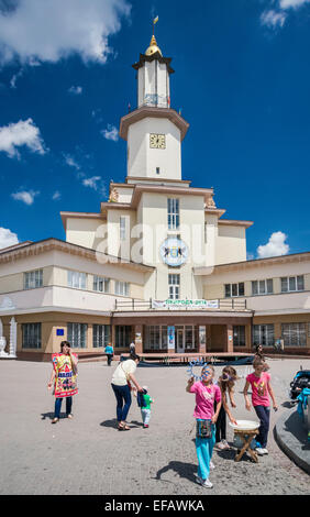 Kinder vor Rathaus (Rathaus) am Markt (Marktplatz) in Iwano-Frankiwsk aka Stanislaviv, Ukraine Stockfoto