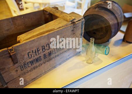 Anzeige einer alten Holzkiste und Lauf von Cheboygan Brauerei und Mälzerei Company Stockfoto