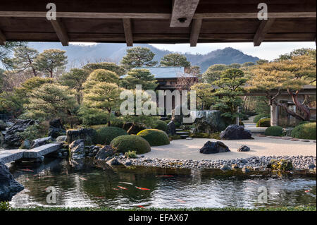 Matsue, Honshu, Japan. Der Teichgarten und das Teehaus in den 20er Jahren Gärten des Adachi Museum of Art, hergestellt von Adachi Zenko im Jahr 1970 Stockfoto