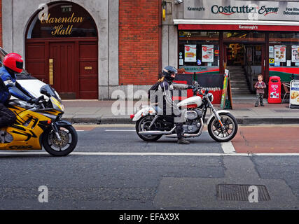 Junge Frau, die ein Harley Davidson Motorrad in Dublin Irland Stockfoto