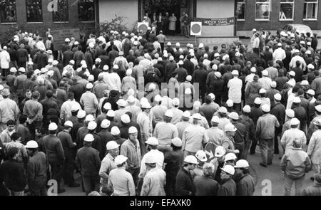 Gewerkschaft IG Metall unterstreicht seine Forderung nach einer Gehaltserhöhung mit einer Warnung Streik bei Hoesch AG Westfalenhuette 1988. Foto: 20. Januar 1988. Stockfoto