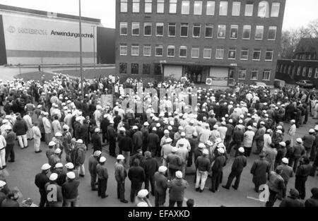 Gewerkschaft IG Metall unterstreicht seine Forderung nach einer Gehaltserhöhung mit einer Warnung Streik bei Hoesch AG Westfalenhuette 1988. Foto: 20. Januar 1988. Stockfoto