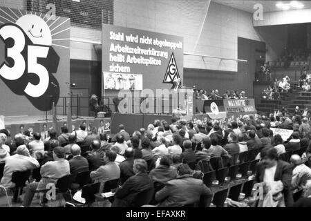 Die Gewerkschaft IG Metall zeigt zum Erhalt von Arbeitsplätzen in der Stahlindustrie nach der Einführung der 35-Stunden-Woche. Foto: 14. Januar 1988. Stockfoto