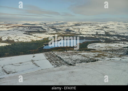 Eine landschaftlich reizvolle Winter Luftaufnahme des Wayoh Stausees zwischen Blackburn und Bolton in Lancashire Stockfoto