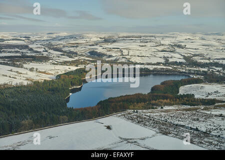 Eine landschaftlich reizvolle Winter Luftaufnahme des Wayoh Stausees zwischen Blackburn und Bolton in Lancashire Stockfoto