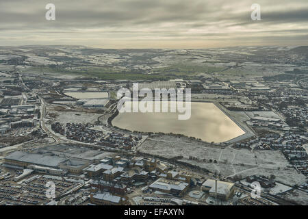 Ein Winter Luftaufnahme vom südlichen Rand der Blackburn über den Fishmoor Stausee, die Landschaft dahinter Stockfoto