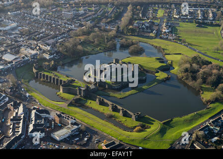 Eine Luftaufnahme des Caerphilly Castle, eine teilweise zerstörten Festung aus dem 13. Jahrhundert Stockfoto