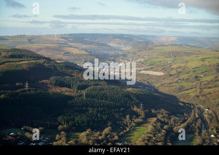 Eine Luftaufnahme von Pontypridd im Rhondda Tal mit dem Dorf von Porth sichtbar in der Ferne Stockfoto