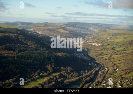 Eine Luftaufnahme von Pontypridd im Rhondda Tal mit dem Dorf von Porth sichtbar in der Ferne Stockfoto