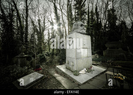Grab von Karl Marx auf dem Highgate Cemetery (Ost) in Nord-London, UK Stockfoto