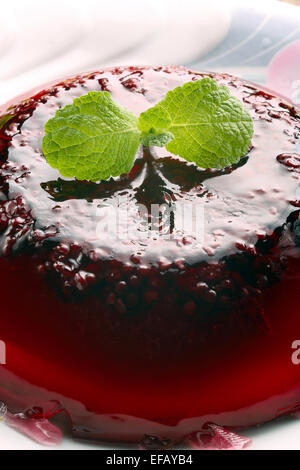 Fruchtgummi-Heidelbeere auf weißen Teller Stockfoto