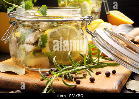 Hering in Öl mit Zitrone und Kräutern mariniert Stockfoto