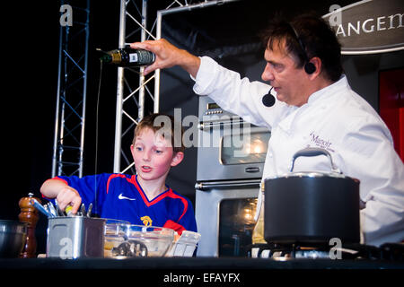 Raymond Blanc, TV-Koch eine Kochdemonstration mit 10 Jahre alten jungen Kinder essen Festival Abingdon 2007 - Erde Vertrauen zu tun Stockfoto