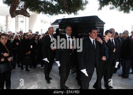 Athen, Griechenland. 30. Januar 2015. Gefolgt von Trauernden, tragen Sargträger den Sarg des Sängers Demis Roussos während seine Begräbnis-Prozession in Athen. Griechischer Sänger Demis Roussos, am bekanntesten für seinen hit Opern-pop-Balladen in den 1970er und 1980er Jahren verstorben im Alter von 68. Roussos, die berühmt für seine hohe Stimme und Melodien von griechischen Folklore inspiriert war, verkauft etwa 60 Millionen Platten weltweit. Bildnachweis: Aristidis Vafeiadakis/ZUMA Draht/Alamy Live-Nachrichten Stockfoto