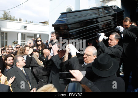 Athen, Griechenland. 30. Januar 2015. Gefolgt von Trauernden, tragen Sargträger den Sarg des Sängers Demis Roussos während seine Begräbnis-Prozession in Athen. Griechischer Sänger Demis Roussos, am bekanntesten für seinen hit Opern-pop-Balladen in den 1970er und 1980er Jahren verstorben im Alter von 68. Roussos, die berühmt für seine hohe Stimme und Melodien von griechischen Folklore inspiriert war, verkauft etwa 60 Millionen Platten weltweit. Bildnachweis: Aristidis Vafeiadakis/ZUMA Draht/Alamy Live-Nachrichten Stockfoto