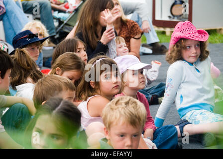 Kinder beobachten Kochen Demonstration Kinder essen Festival Abingdon 2007 - Erde Vertrauen Stockfoto