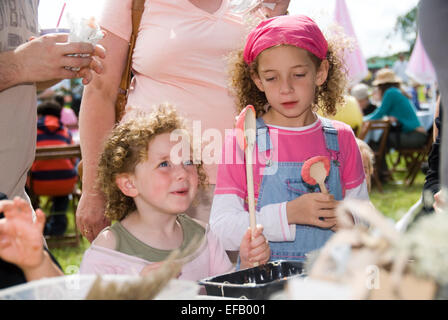 Mädchen beobachten und die Teilnahme an einer Backen Demonstration beim Food Festival Kinder essen Festival Abingdon 2007 - Erde Vertrauen Stockfoto