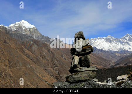 Gebet-Steinen und buddhistische Stupa auf Tengboche Ri Hügel, Tengboche Dorf, Everest Base Camp Trek, UNESCO-Weltkulturerbe Stockfoto