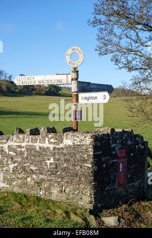 Ein alter Wegweiser auf einer Landstraße im Teme Valley in der Nähe von Knighton, Powys, Großbritannien, bei Skyborry Green an der walisischen Grenze Stockfoto