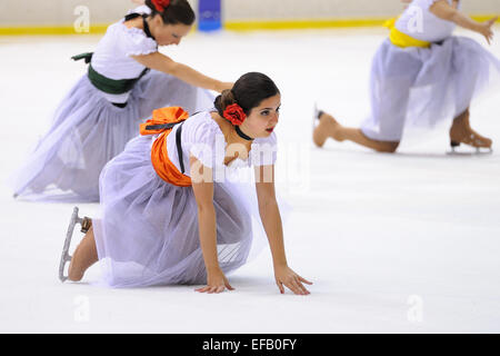 BARCELONA - Mai 03: Young Team aus einer Schule der auf Eis führt, als Flamenco-Tänzerin verkleidet. Stockfoto