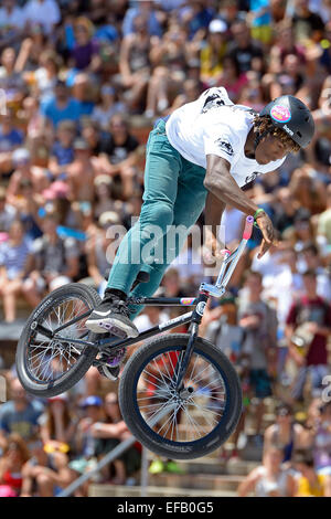 BARCELONA - JUN-28: Ein Profi-Fahrer beim Flatland BMX (Bicycle Motocross) Wettbewerb bei LKXA Extreme Sports. Stockfoto