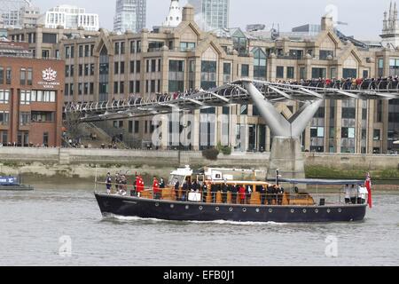 London, UK. 30. Januar 2015.  Der Overlord unterquert die Millennium Bridge über die Themse zum 50. Jahrestag der Sir Winston Churchills Staatsbegräbnis. Bildnachweis: Ed Brown/Alamy Live-Nachrichten Stockfoto