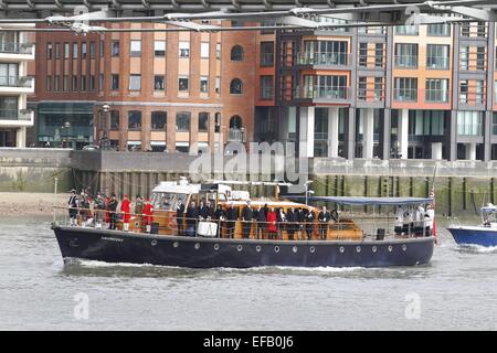 London, UK. 30. Januar 2015.  Der Overlord unterquert die Millennium Bridge über die Themse zum 50. Jahrestag der Sir Winston Churchills Staatsbegräbnis. Bildnachweis: Ed Brown/Alamy Live-Nachrichten Stockfoto