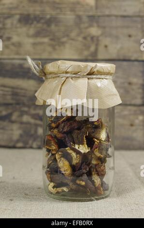 getrocknete Pilze in Glas an Bord Hintergrund Stockfoto