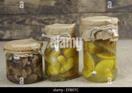 marinierte Steinpilze Pilze in Glas Stockfoto