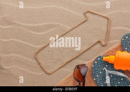 Bali-Pointer und Strand Accessoires liegen auf dem Sand, als Hintergrund Stockfoto