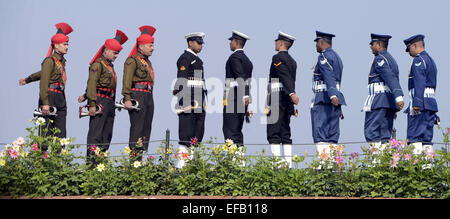 Neu-Delhi, Neu-Delhi. 30. Januar 2015. Indische Soldaten Respekt am Rajghat, ein Denkmal zu Mahatma Gandhi, an seinem Todestag in Neu-Delhi, Indien am 30. Januar 2015. Am 30. Januar 1948, wurde Gandhi ermordet, während er auf einer Plattform ging, er war ein Gebetstreffen. © Partha Sarkar/Xinhua/Alamy Live-Nachrichten Stockfoto