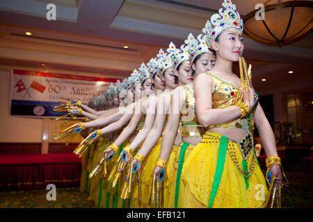 Kathmandu, Nepal. 30. Januar 2015. Künstler aus China Gansu Kunst Truppe führen anlässlich des 60. Jahrestages der China-Nepal diplomatische Beziehung in Kathmandu, Nepal, 30. Januar 2015. © Pratap Thapa/Xinhua/Alamy Live-Nachrichten Stockfoto