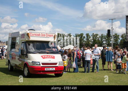 An einem sonnigen Tag auf Parkers Piece, Cambridge, stehen Sie im geschäftigen Ice Cream Van an Stockfoto