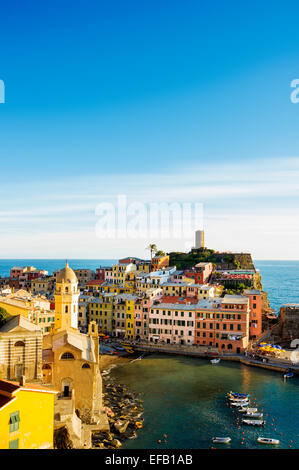 Bunte Häuser auf dem Meer, Vernazza, Cinqueterre, Weltkulturerbe, Provinz La Spezia, Ligurien, Italien Stockfoto